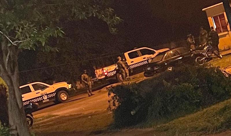 ¡NAVALES RESCATAN A MUJER Y SU BEBÉ DE MARIDO GOLPEADOR!