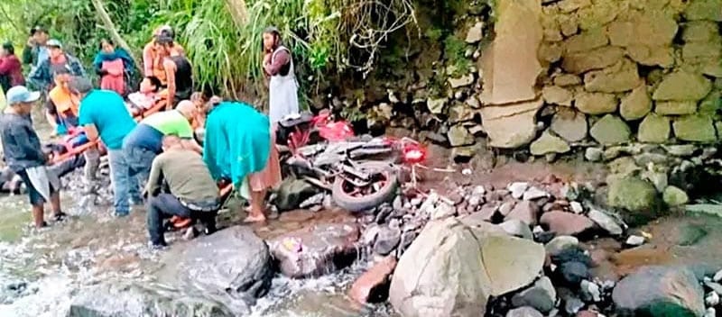 ¡SALEN “VOLANDO” DEL PUENTE CON TODO Y MOTO, UN MUERTO Y DOS HERIDOS!
