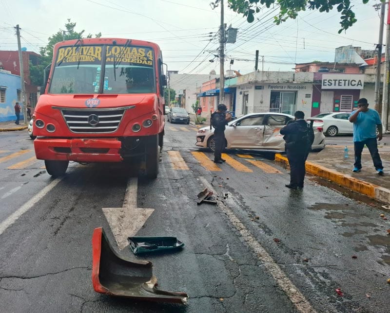 ¡FAMILIA ILESA EN FUERTE TRANCAZO CONTRA AUTOBÚS!
