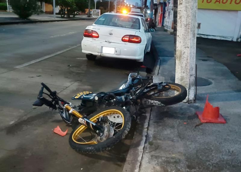 ¡MUJER MOTOCICLISTA CHOCÓ CONTRA AUTO ESTACIONADO!