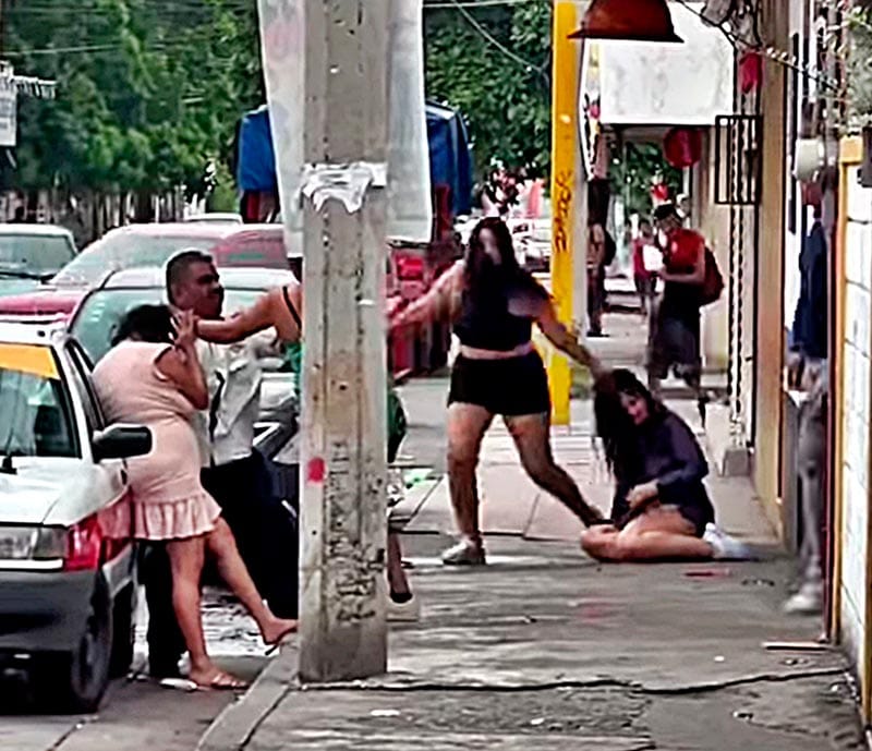 ¡DAMAS SE AGARRAN A GOLPES POR EL AMOR DE UN TAXISTA!