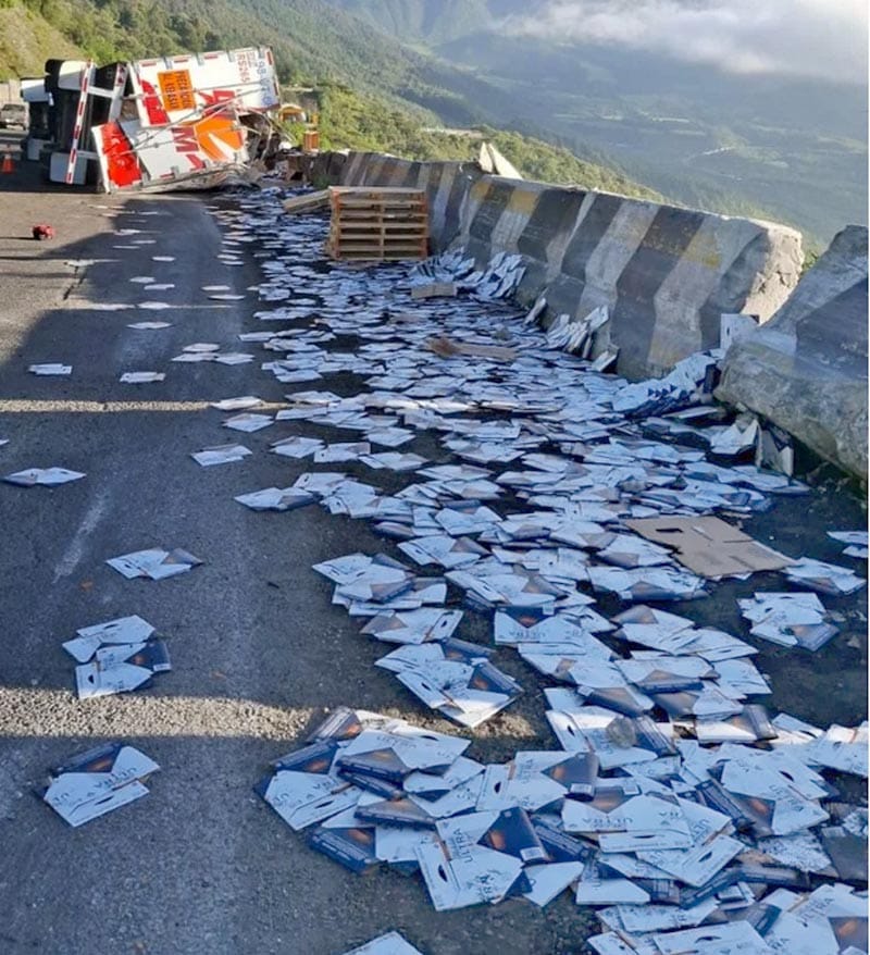 ¡VOLCADURA Y RAPIÑA EN LAS CUMBRES DE MALTRATA!