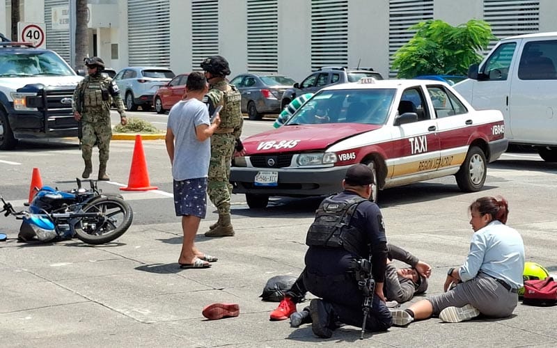 ¡TAXISTA EMBISTE A PAREJA EN MOTO FRENTE A LA ESCUELA NÁUTICA!