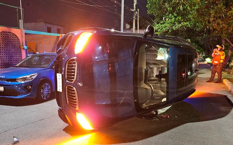 ¡CHOCA Y VUELCA CAMIONETA ‘MAMALONA’ EN LAS BRISAS!