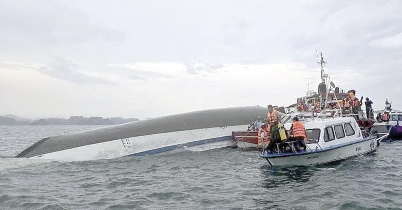 ¡SE VOLTEA UN BARCO CON MÁS DE 50 TURISTAS A BORDO; HAY 34 MUERTOS!