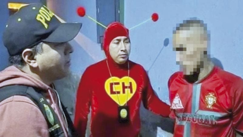 ¡POLICÍA DETIENE A SEIS VENDEDORES DE DROGA DISFRAZADO DEL “CHAPULÍN” COLORADO!