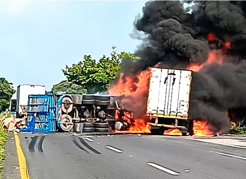 ¡DOS CAMIONES CHOCAN Y EXPLOTAN EN LA AUTOPISTA!