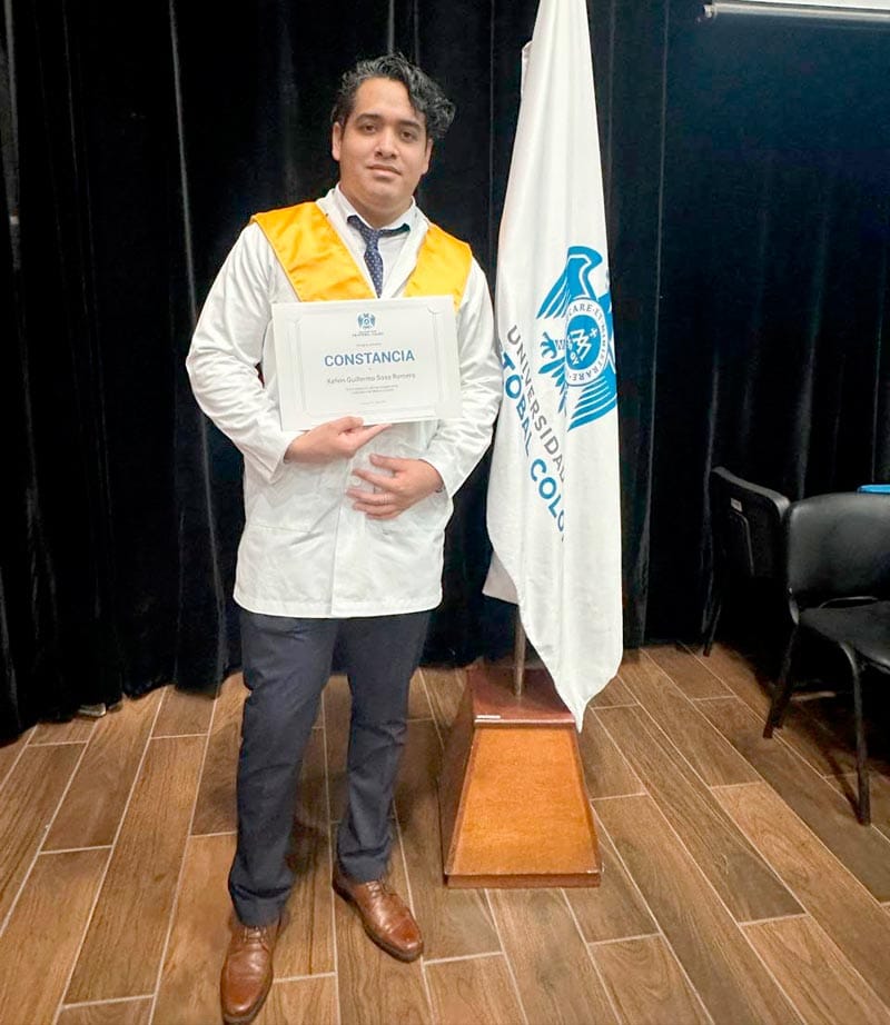 KELVIN GUILLERMO SOSA ROMERO RECIBE SU CONSTANCIA DE MÉDICO CIRUJANO….