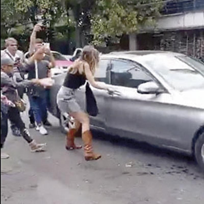 ¡AGREDEN “LADY RACISTA”, AL SALIR DE SU AUDIENCIA!