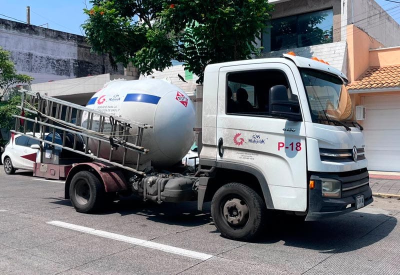¡AUTOMOVILÍSTA CHOCA CONTRA PIPA DE GAS EN LA HUACA!