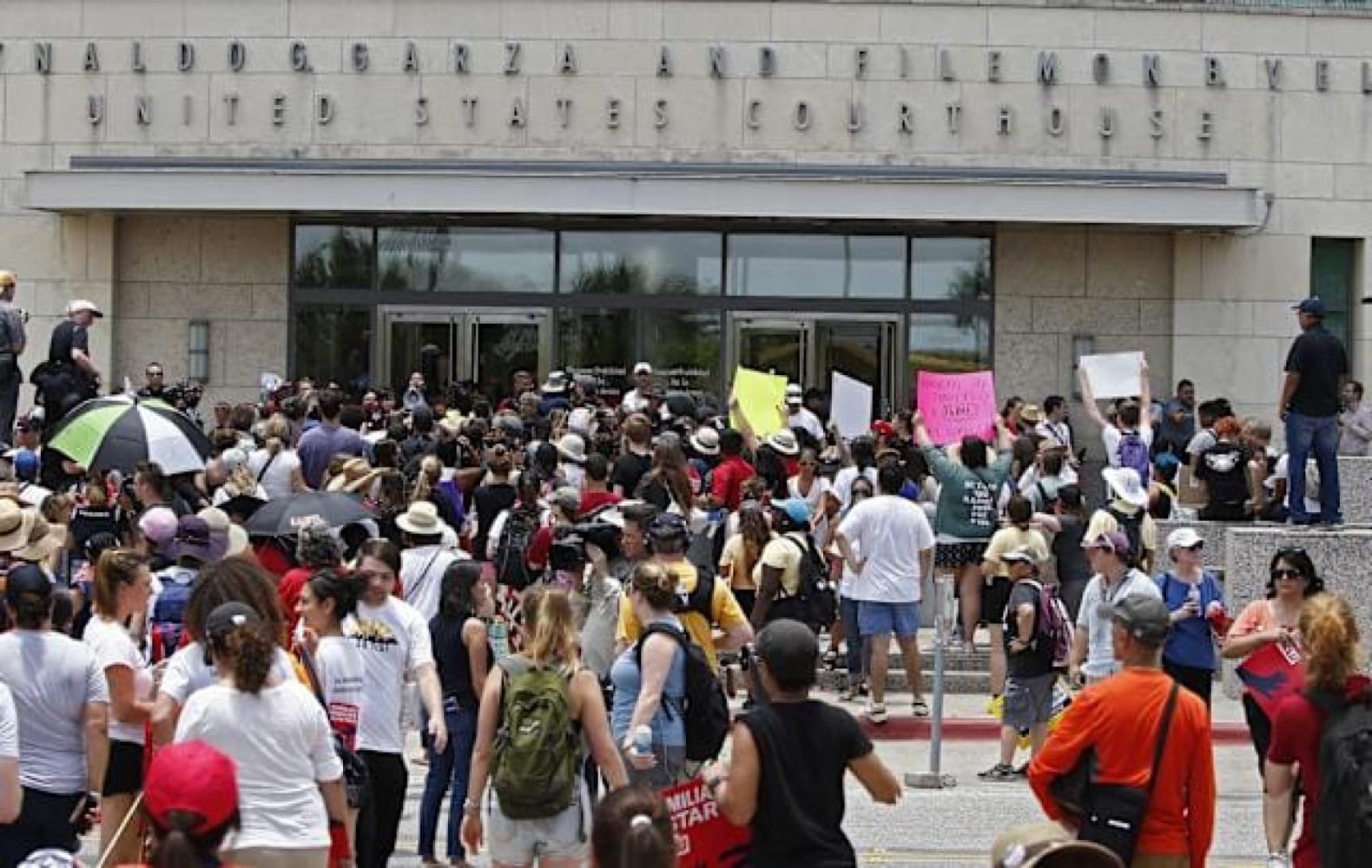 ¡DESPIDEN EN LOS ESTADOS UNIDOS A 17 JUECES MIGRATORIOS!