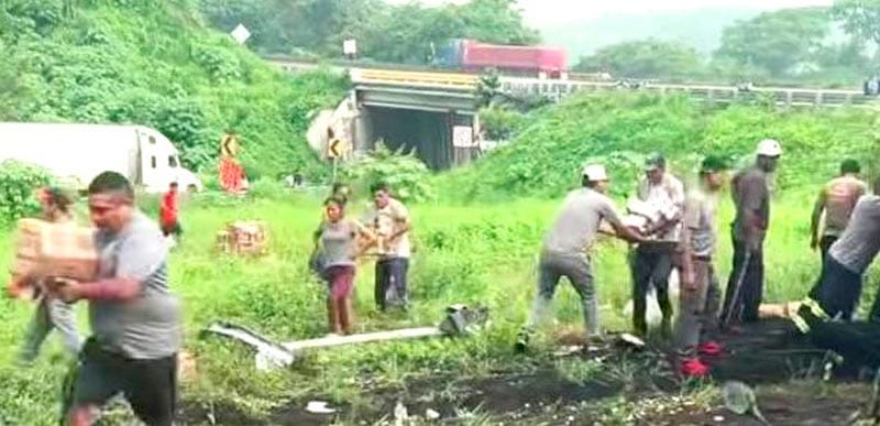 ¡RAPIÑA DE CHELAS! - SE VOLTEA TRAILER EN LA TINAJA