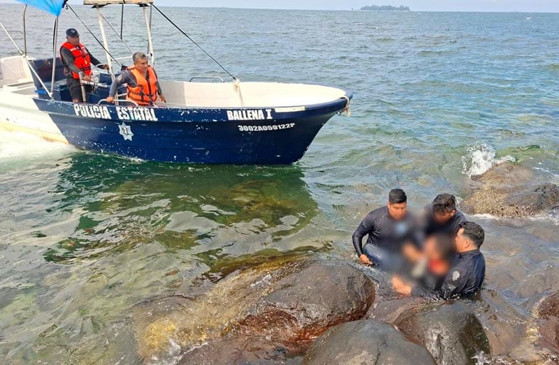 ¡INTENTA SUICIDARSE EN LAS ESCOLLERAS DEL BULEVAR! - POLICÍA SE LANZÓ SOBRE EL HOMBRE Y AMBOS CAYERON AL MAR