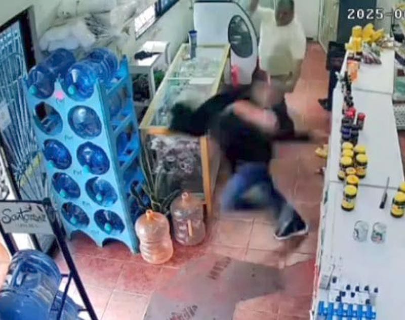 ¡DESARMAN A LADRÓN EN ASALTO A TIENDA EN TEJERÍA!