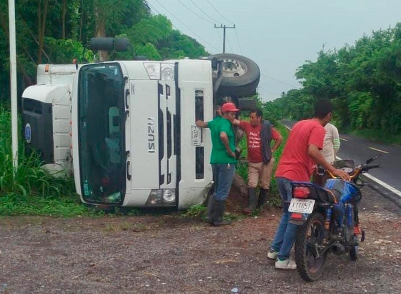 ¡CAMIÓN DE CARGA VUELCA POR MANIOBRA DE EMERGENCIA!