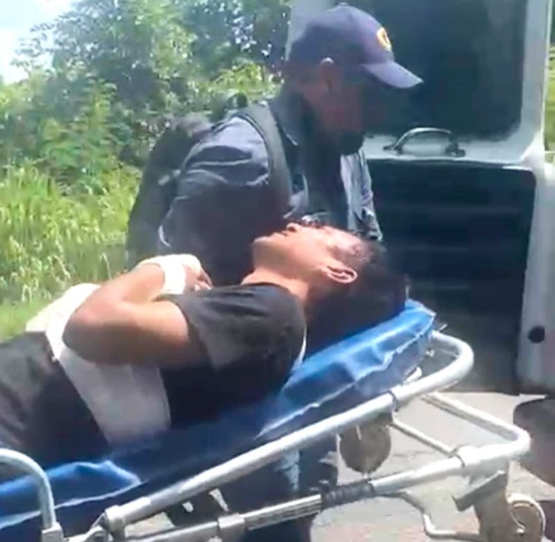 ¡DOS MUCHACHOS ‘VOLARON’ DE LA MOTO POR UN BACHE!