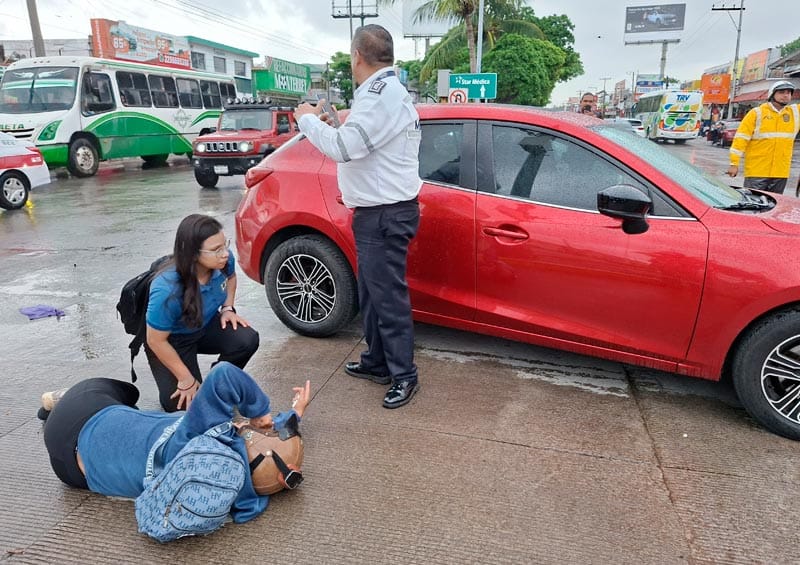 ¡MUJER MOTOCICLISTA SE IMPACTÓ CONTRA AUTO JAPONÉS!