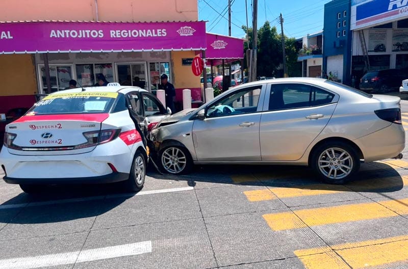 ¡YA NO PUDO FRENAR Y TERMINA CHOCANDO CONTRA EL COSTADO DEL TAXI!