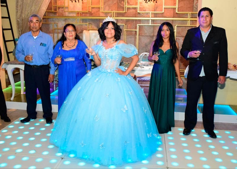 UNA LINDA QUINCEAÑERA