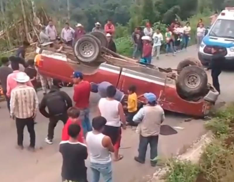 ¡SE VOLTEÓ CAMIONETA EN LA PERLA, HAY DOS MUJERES HERIDAS!