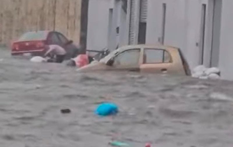 ¡IGUAL QUE UN RÍO! - * Hubo varios autos varados