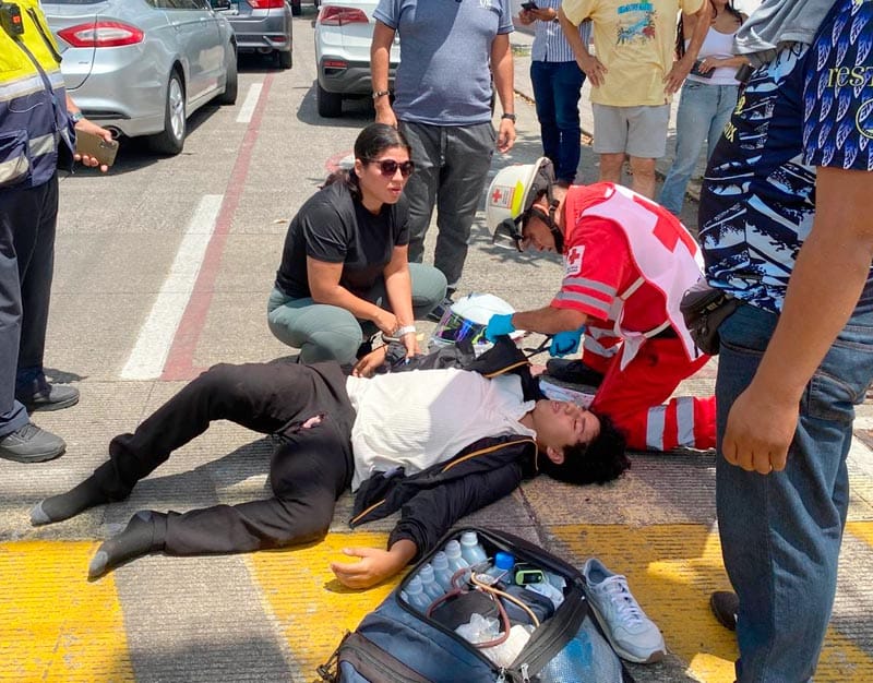 ¡TURISTAS DE CUERNAVACA MANDAN AL HOSPITAL A JOVEN MOTORIZADO!