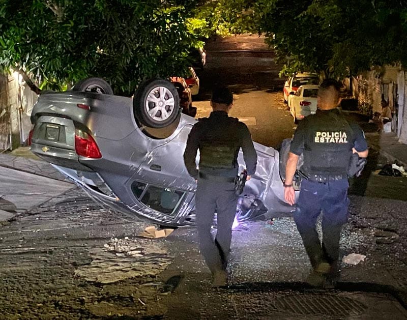 ¡VOLCÓ AUTOMÓVIL EN LA COLONIA ASTILLEROS!