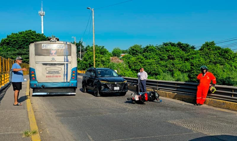 ¡CAOS VIAL POR UN CHOQUE EN EL PUENTE DE LOS TORRENTES!