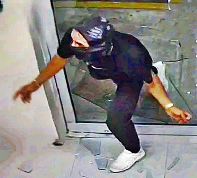 ¡BUSCAN A ‘CRISTALERO’ POR ATRACAR COMERCIOS!