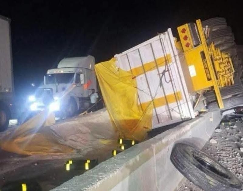 ¡VOLCÓ OTRO TRÁILER CARGADO CON AZÚCAR EN LA AUTOPISTA CÓRDOBA–VERACRUZ!