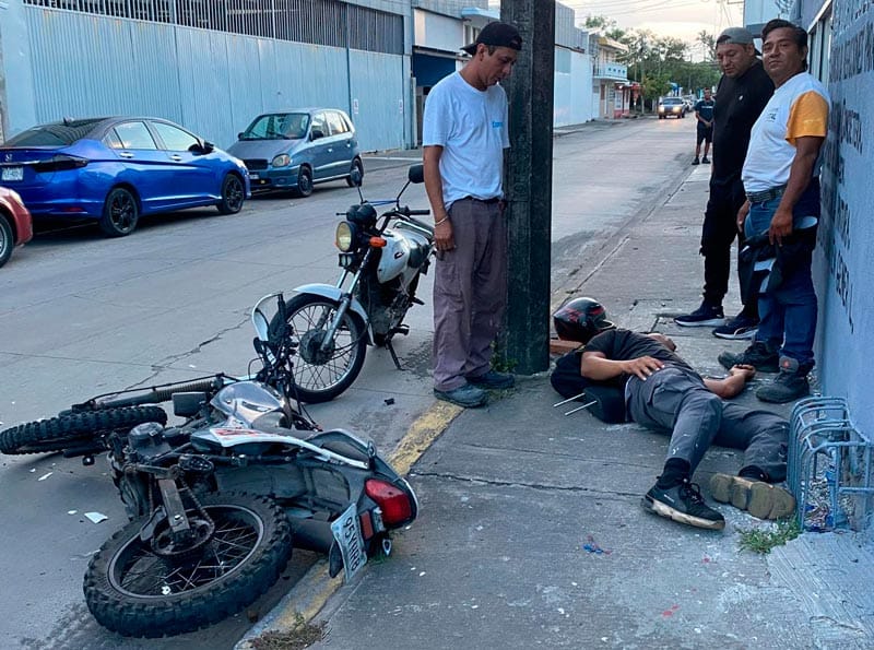 ¡EVITA CAER EN BACHE Y LE DIÓ UN ARRIMÓN A MOTOCICLISTA!