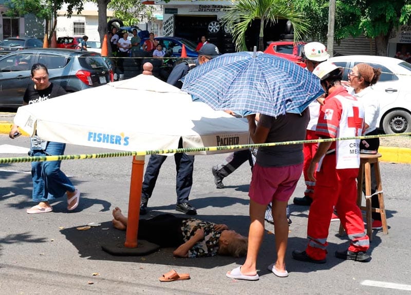¡CAMIONETA ARROLLÓ A MAESTRA JUBILADA!