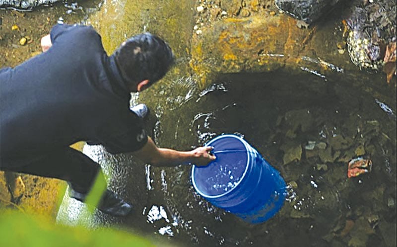 ¡LAVAN A TAXIS CON AGUA DE MANANTIAL!