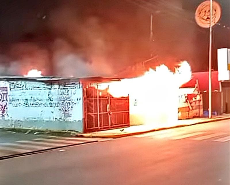 ¡SE INCENDIA FERRETERÍA EN CÓRDOBA!