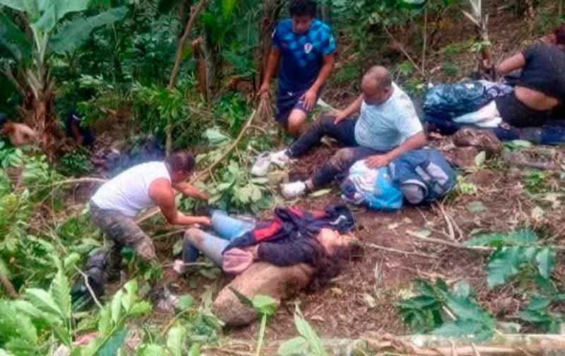 ¡CAEN EN BARRANCO: 13 HERIDOS! - CAMIONETA DANDO VOLTERETAS SE FUE AL FONDO CASI 50 METROS