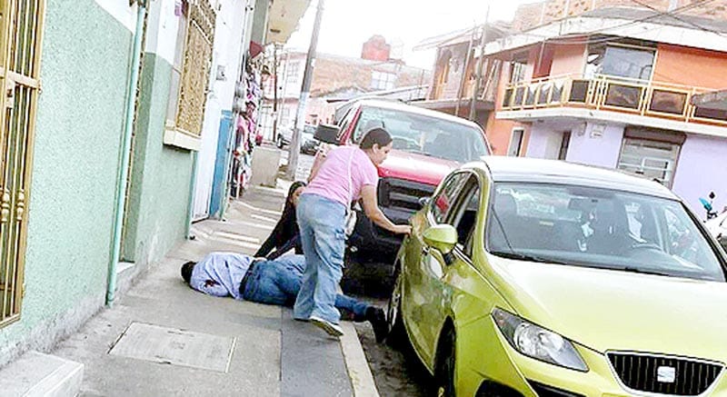 ¡EJECUTADO FRENTE A SU FAMILIA! - PISTOLEROS LE DISPARARON A QUEMARROPA EN EL CENTRO DE COSCOMATEPEC