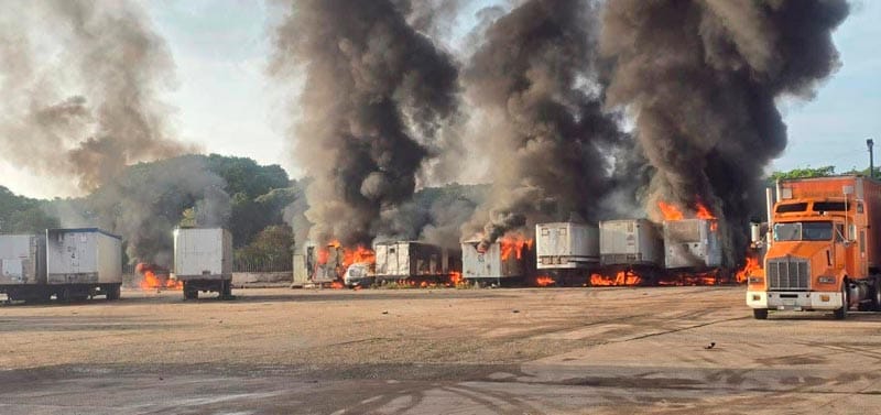 ¡ARDEN 6 SEMIRREMOLQUES EN EL COMPLEJO PAJARITOS! - TESTIGOS AFIRMAN QUE ESCUCHARON UNA EXPLOSIÓN Y DESPUÉS EL INCENDIO