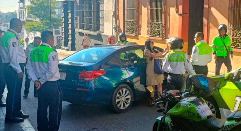 ¡“LADY” DEL AYUNTAMIENTO AMENAZÓ CON BALACEAR A LOS AGENTES DE TRÁNSITO! - LA FUNCIONARIA MUNICIPAL MANEJABA SU AUTOMOVIL EN ESTADO DE EBRIEDAD