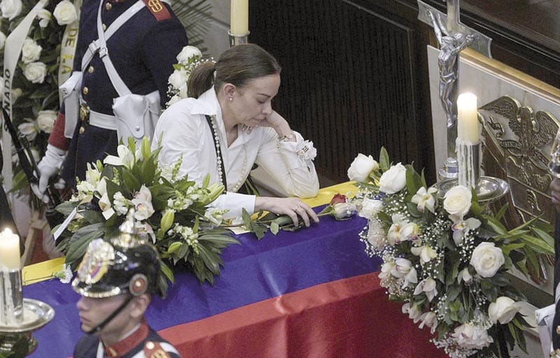¡COLOMBIANOS DESPIDEN AL PRECANDIDATO MIGUEL URIBE TURBAY!
