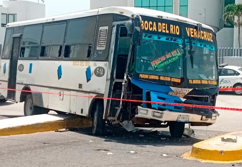 ¡DOS PASAJEROS LESIONADOS EN ENCONTRONAZO EN BOCA DEL RÍO! - EN LA AVENIDA JUAN PABLO II FRENTE AL PALACIO DE JUSTICIA FEDERAL