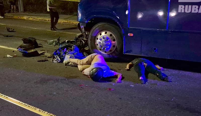 ¡PIERDEN LA VIDA PRENSADOS PAREJA DE MOTOCICLISTAS! - CARAMBOLA MORTAL EN EL DISTRIBUIDOR VIAL DE CABEZA OLMECA