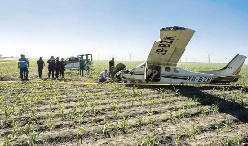 ¡SE ESTRELLA AVIONETA; MUERE PILOTO Y UN PASAJERO RESULTA HERIDO!