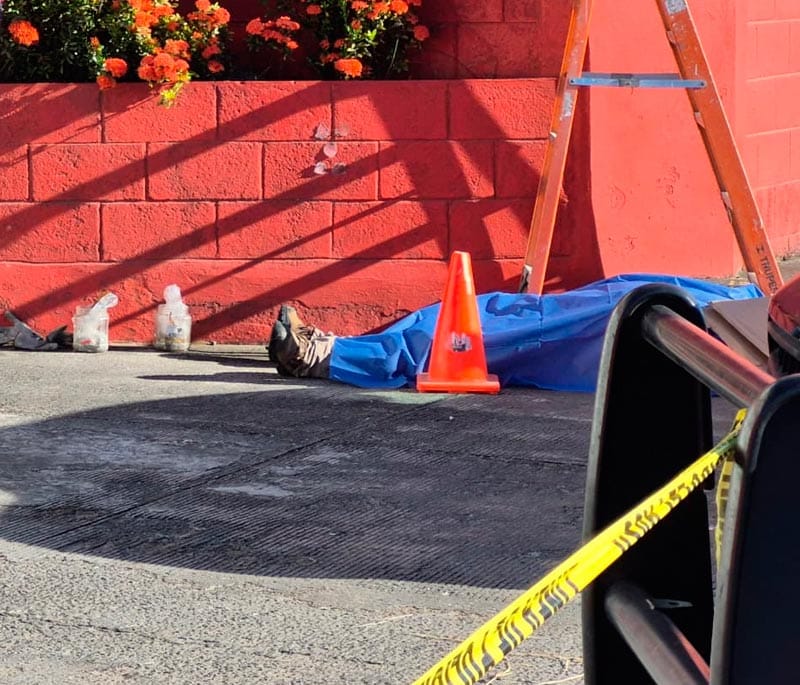 ¡TRABAJADOR PIERDE LA VIDA AL CAERSE DE LA ESCALERA!