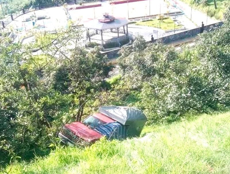 ¡OTRA CAMIONETA CAYÓ A UN BARRANCO CARGADA CON FRUTAS Y FLORES!