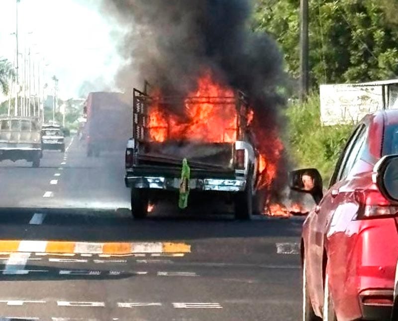 ¡ARDE CAMIONETA EN LA CARRETERA BOCA DEL RÍO-PASO DEL TORO!