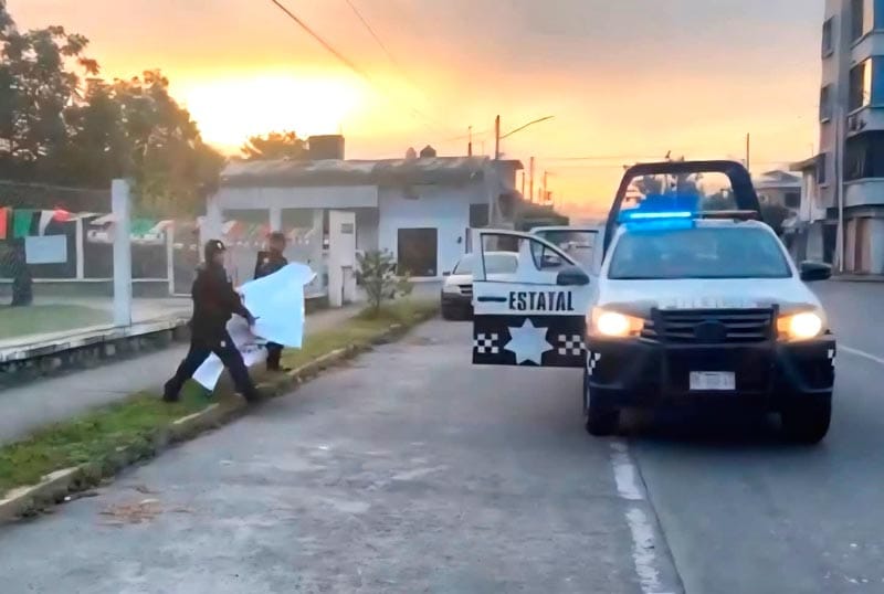 ¡DEJAN LONAS CON MENSAJES ACUSANDO A LA POLICÍA DE LA SSP DE DAR PROTECCIÓN A DELINCUENTES!