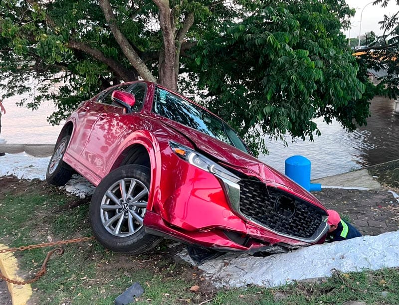 ¡JÓVENES ALCOHOLIZADOS CASI CAEN AL MAR EN SU AUTOMÓVIL “VOLADOR”!
