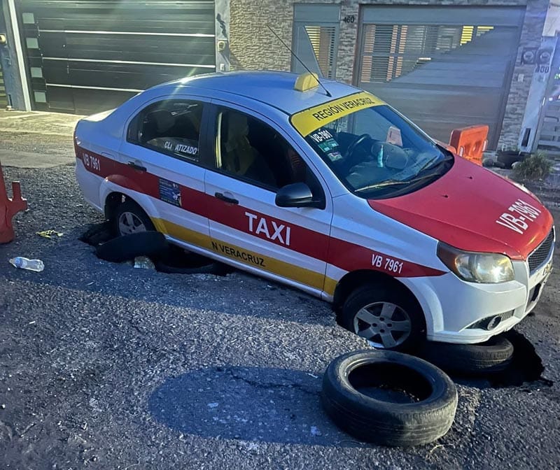 ¡TAXI CAYÓ EN DOS CRÁTERES!