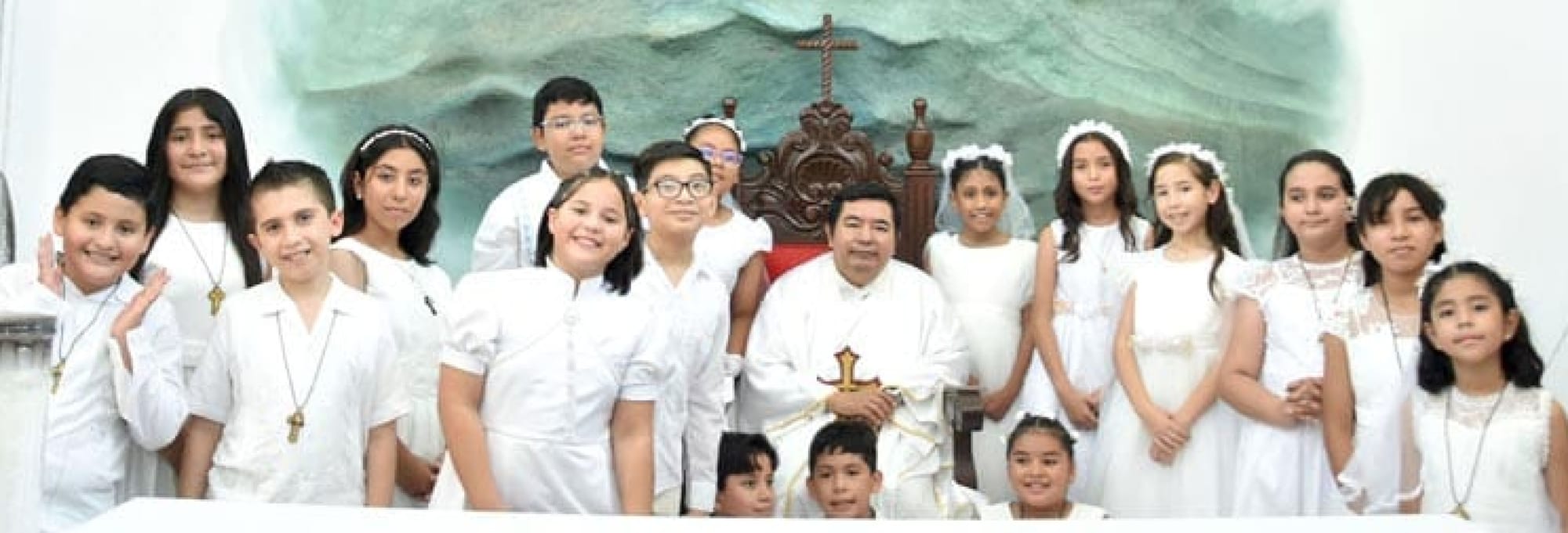 ANDREA EITANA REALIZA SU PRIMERA COMUNIÓN