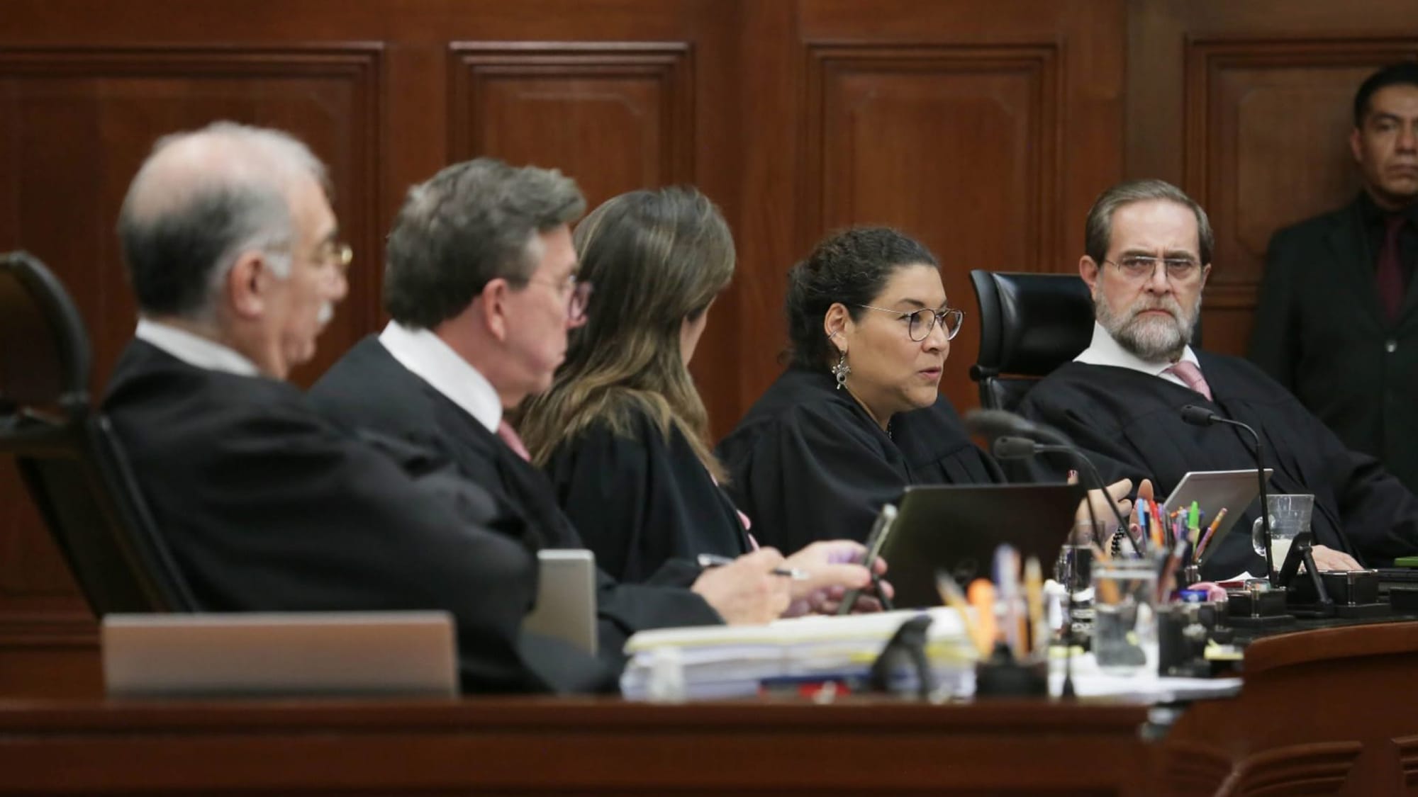 ¡MINISTROS SALIENTES BUSCAN DEJAR ALTOS SUELDOS A SUCESORES; PRESUPUESTO 2026!